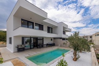 PUNAT - Casa bifamiliare con piscina e vista mare