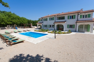 ISOLA DI KRK, DOBRINJ - Tre case con una piscina all'interno dell'isola