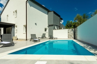 ISOLA DI KRK - Casa bifamiliare con piscina a 100 metri dal mare!