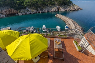 ISOLA DI KRK, VRBNIK - Attraente complesso di case in prima fila al mare