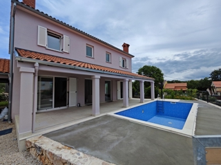 ISOLA DI KRK - Casa con due appartamenti su due piani e piscina