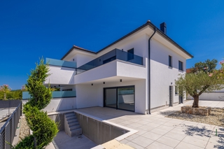 MALINSKA - Casa bifamiliare con piscina e vista mare