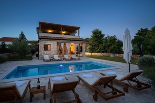 Isola di Krk, intorno a Dobrinje - villa in pietra con piscina