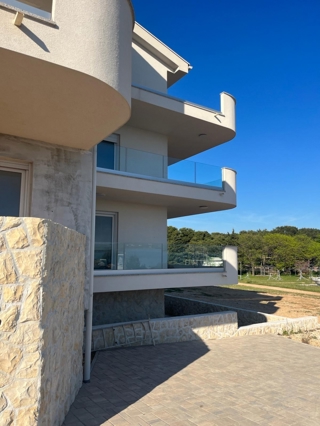 Pag - Povljana - appartamento monolocale, 1a fila al mare