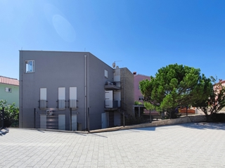 CITTÀ DI KRK – Appartamento duplex con tre camere da letto, loggia e vista parziale sul mare
