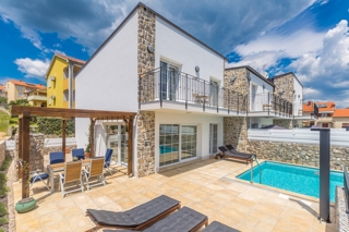 KRK - Villa moderna con piscina, giardino e vista mare