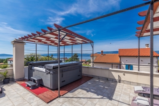 L'ISOLA DI KRK, l'area più ampia della città di KRKA - una casa in pietra in fila con piscina, jacuzzi e vista panoramica sul mare