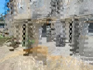 Casa bifamiliare a Gdinj