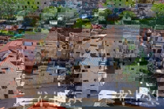 Casa in pietra sul mare nel centro di Vrboska