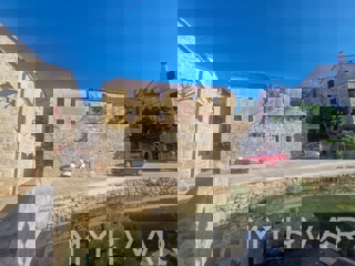 Casa in pietra sul mare nel centro di Vrboska