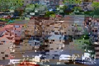 Casa in pietra sul mare nel centro di Vrboska