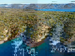 Terreno agricolo direttamente sul mare vicino a Rudine