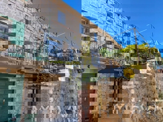 Casa in pietra con garage