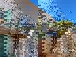 Casa in pietra con garage