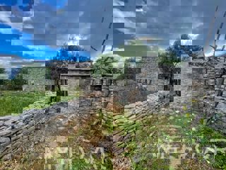 Casa bifamiliare, fattoria e uliveto sul mare a Hvar