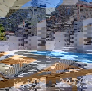 Case in pietra con piscina a Dol