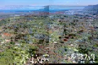 Terreno edificabile a Vrisnik con vista sul mare