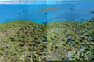 Terreno a Vrboska con possibilità di costruzione