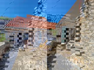 Casa in pietra a Vrbanj con giardino e terrazza