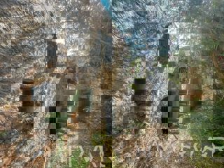 Casa in pietra con terrazza sul tetto a Svirče