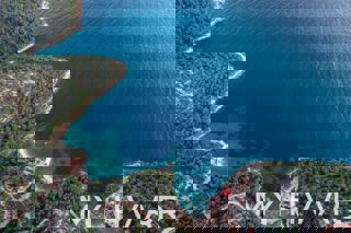 Campo nella vicina baia Medvidina #1