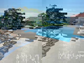 Villa con piscina a Gelsa