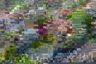 Casa in pietra con piscina coperta