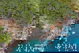 Splendida proprietà sulla scogliera sul lato sud dell'isola di Hvar