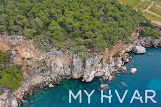 Splendida proprietà sulla scogliera sul lato sud dell'isola di Hvar