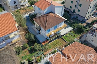 Appartamento con giardino nella città di Hvar