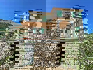 Casa familiare con piscina a Vrisnik