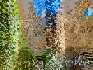 Rovina a quattro piani con cisterna adiacente