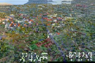 Due case di pietra a Bogomolje