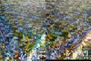 Campo agricolo ad Ager con rifinitura dalmata