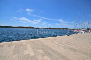 Spazio commerciale + 2 camere proprio sul lungomare!!