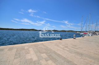 Spazio commerciale + 2 camere proprio sul lungomare!!