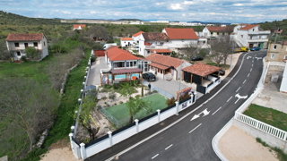 OPPORTUNITÀ - proprietà con due case, piscina, giardino curato