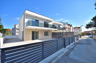 Vodice - **NUOVA COSTRUZIONE** S2 Doppia villetta vicino alla spiaggia
