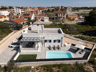 Vodice - Villa arredata con piscina in posizione tranquilla