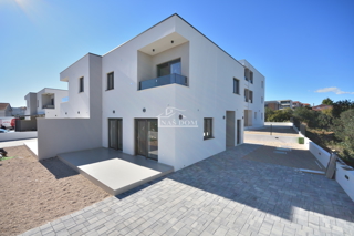 OPPORTUNITÀ: Doppia casa S2 a Vodice – posizione tranquilla, vicinanza a tutti i servizi