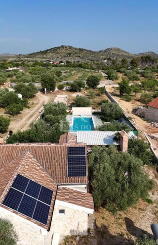 Vodice - Casa con piscina e uliveto nell'entroterra di Vodice