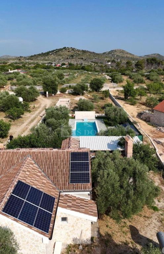 Vodice - Casa con piscina, uliveto nell&apos;entroterra di Vodice