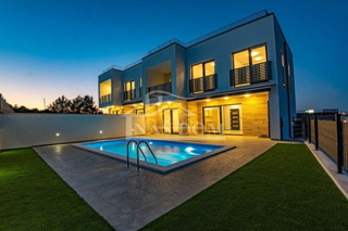 Vodice - NUOVA COSTRUZIONE casa bifamiliare D con piscina