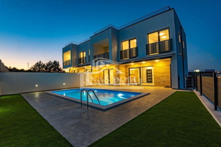 Vodice - NUOVA COSTRUZIONE casa bifamiliare D con piscina