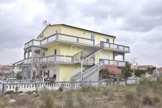 Vodice - Villa a due piani con 6 appartamenti, 373,15m2, 800 m dalla spiaggia Hangar