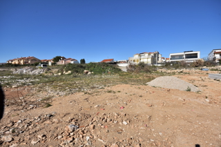 Vodice - terreno edificabile di 600m2 in una posizione tranquilla