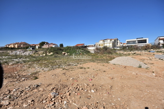 Vodice - terreno edificabile di 600m2 in una posizione tranquilla