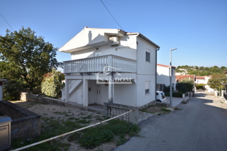 Pirovac - Dvojna kuća s dva stana u blizini mora