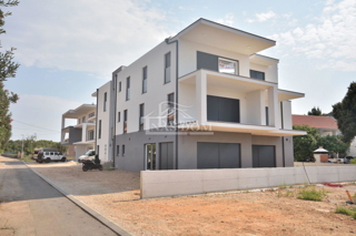 Srima - PRIMO FILO ALLA SPIAGGIA, Appartamento di lusso SJ8, con terrazza panoramica