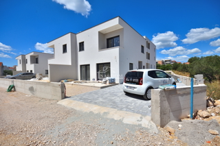 Vodice - Casa doppia S2 in posizione tranquilla